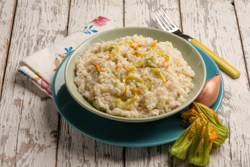Risotto con fiori di zucca, asparagi e zafferano risotto con fiori di zucca asparagi e zafferano